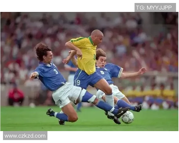 内地足球明星挑战国际顶级球员 展现实力与全球巨星对抗的精彩瞬间 内地足球明星挑战国际顶级球员 展现实力与全球巨星对抗的精彩瞬间