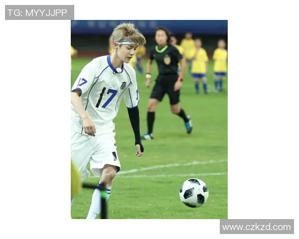 足球明星街头假扮挑战引发热潮迷惑路人展现真实球技与个性